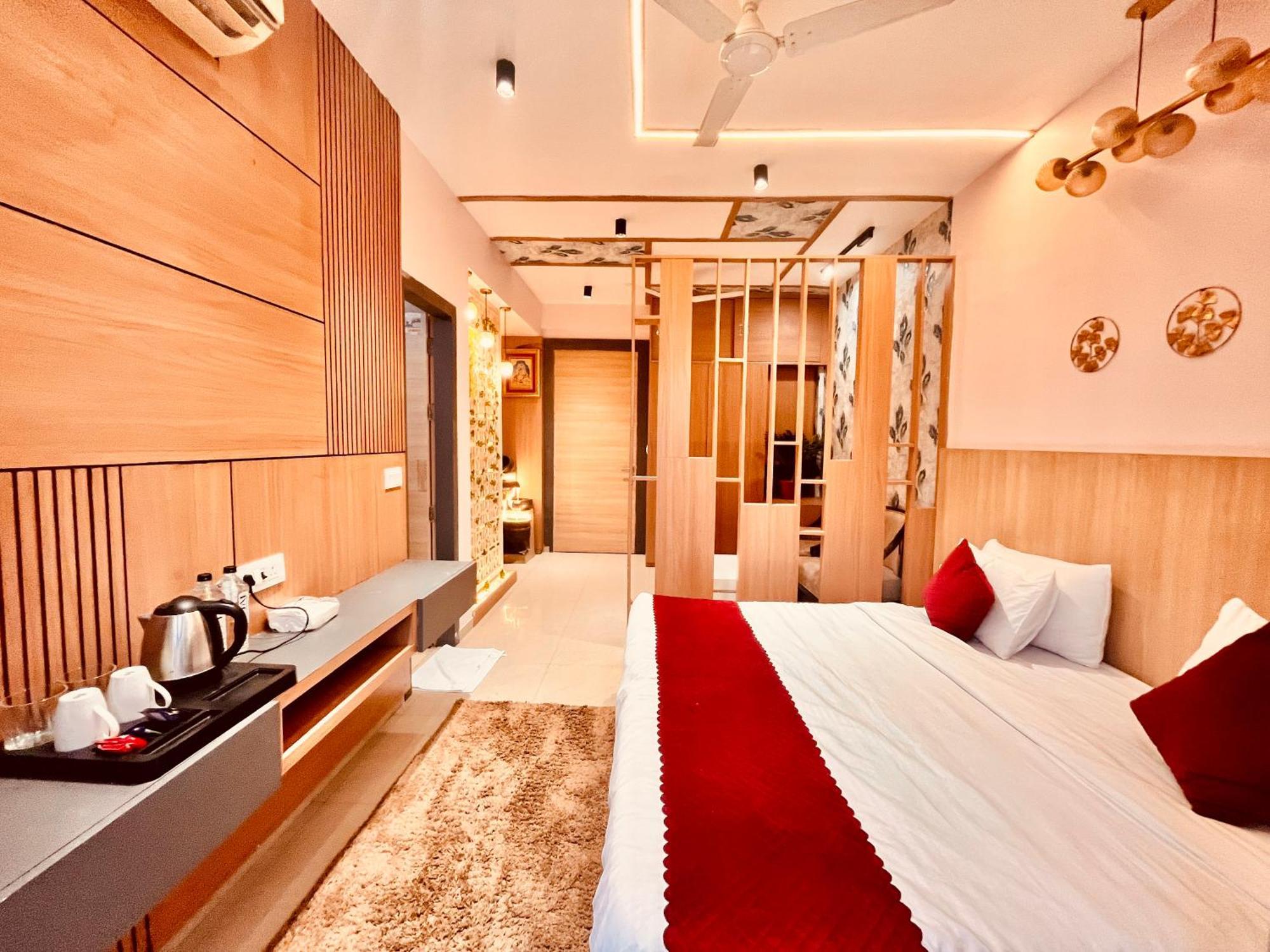 Pearl Grand Boutique Cottage In Omaxe Anandam Vrindavan - #Premium Ac Rooms With Balcony #Big Parking #Lift #Garden #Peaceful Area #Near Prem Mandir #Property Of The Year #Most Awarded Ngoại thất bức ảnh