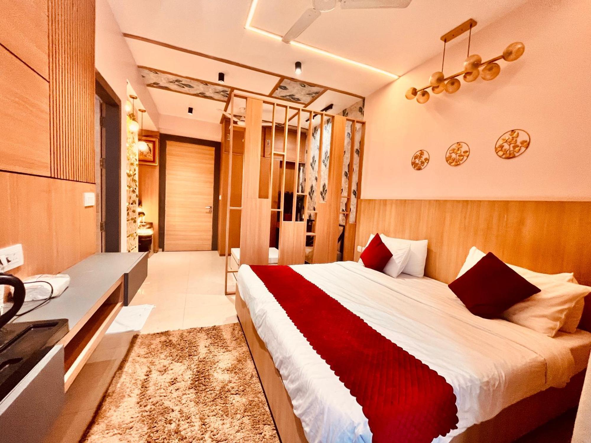 Pearl Grand Boutique Cottage In Omaxe Anandam Vrindavan - #Premium Ac Rooms With Balcony #Big Parking #Lift #Garden #Peaceful Area #Near Prem Mandir #Property Of The Year #Most Awarded Ngoại thất bức ảnh