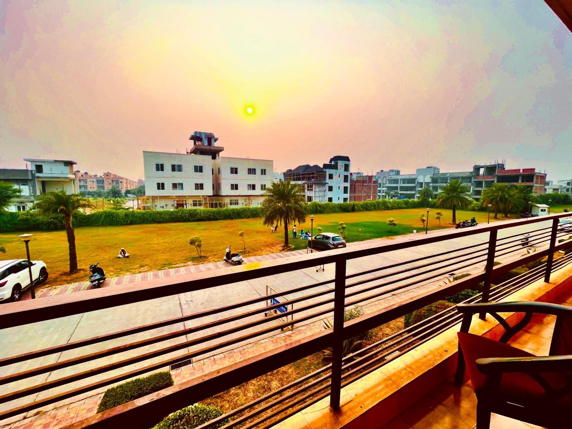 Pearl Grand Boutique Cottage In Omaxe Anandam Vrindavan - #Premium Ac Rooms With Balcony #Big Parking #Lift #Garden #Peaceful Area #Near Prem Mandir #Property Of The Year #Most Awarded Ngoại thất bức ảnh