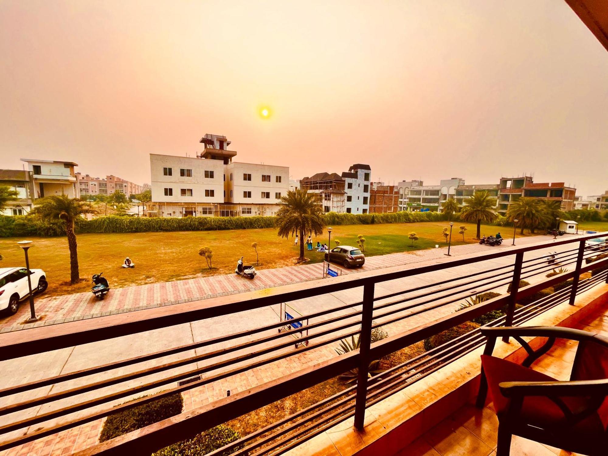 Pearl Grand Boutique Cottage In Omaxe Anandam Vrindavan - #Premium Ac Rooms With Balcony #Big Parking #Lift #Garden #Peaceful Area #Near Prem Mandir #Property Of The Year #Most Awarded Ngoại thất bức ảnh
