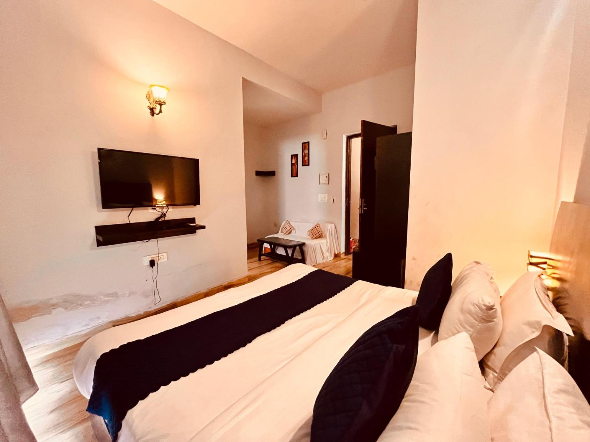 Pearl Grand Boutique Cottage In Omaxe Anandam Vrindavan - #Premium Ac Rooms With Balcony #Big Parking #Lift #Garden #Peaceful Area #Near Prem Mandir #Property Of The Year #Most Awarded Ngoại thất bức ảnh